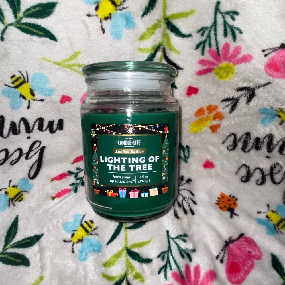 A green Christmases smelling candle